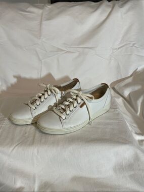 Ecco White Leather Low-Top Sneakers with Tan Heel Tab